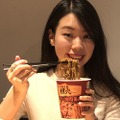 【レビュー】爽やか山椒と甘めのおつゆが最高！「明星 馳走麺 狸穴監修 シビ辛ラー油肉蕎麦」を食べてみた