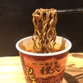 【レビュー】爽やか山椒と甘めのおつゆが最高！「明星 馳走麺 狸穴監修 シビ辛ラー油肉蕎麦」を食べてみた