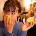 一手間だけで美味しくなる！井口綾子が「レモンサワー×焼酎」の相性について学んできた