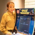 ゲーム機器の前にたつ大矢さん