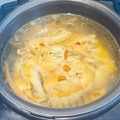 【レシピ】寒い冬にぴったりの炊飯器レシピ！「丸鶏の参鶏湯風スープ」