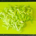 【レシピ】さっぱりした酸味が最高の箸休めに！和えるだけの「梅セロリ」