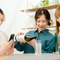 女子会にぴったりなお酒！りんごのような香りのする焼酎「ISAINA」の魅力