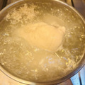 【おつまみレシピ】タンパク質摂取にもぴったり！「しっとりチキンとピクルスのサラダ」