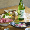 京都で大人気の居酒屋『箸ずめ』。名物「尾崎牛の炭焼き」に「お造りの盛り合わせ」「銀鱈の西京焼き」と、どれも日本酒に合わせたくなる最高のラインナップ。
