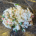 【おつまみレシピ】混ぜて握るだけ！「パクチーとカニカマのエスニックおにぎり」