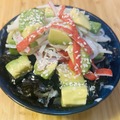 【おつまみレシピ】安くてヘルシーなのに豪華！「カニカマとアボカドのさわやか丼」