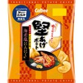 【最強おつまみ爆誕！ファン発案の“ビールに合う”味】堅あげポテト「海老塩にんにく味」が 6月16日から全国コンビニで先行発売