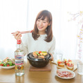 桜の木の下で、桜餅のような甘い香りがするお酒を。宝焼酎「NIPPON」で楽しむ、非日常なお花見体験