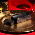 【大好評「悪魔のチーズケーキ」第2弾！】チーズ×イカスミの「悪魔の黒チーズケーキ」販売