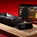 【大好評「悪魔のチーズケーキ」第2弾！】チーズ×イカスミの「悪魔の黒チーズケーキ」販売