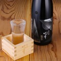 【料理を最高峰レベルで引き立てる究極の食中酒!】「越路吹雪 超辛口 純米酒」が全国一斉に発売