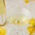 【金木犀の花々がボトルを舞う!】秋が薫るリキュール「金木犀の蜂蜜酒」が販売