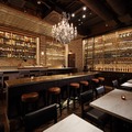 1300種の世界のウィスキーが並ぶ圧巻のバー&ラウンジ 「TOKYO Whisky Library」にて“燻製肉コース”の販売がスタート
