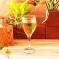 【ワイン好き必見の豆知識】華やかな白ワインの香りを決める「テルペン」とは？