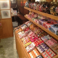 駄菓子食べ放題の「駄菓子バー」が新宿にオープン！過去最大級の店舗に昭和レトロ感タップリの空間が広がる