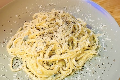 【おつまみレシピ】フライパン1つで簡単！チーズのダブル使いで深みのある味の「濃厚チーズパスタ」