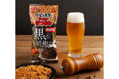 【ビールと相性抜群！家飲みにぴったり】「ベビースターラーメンおつまみ（黒胡椒味）」が期間限定発売
