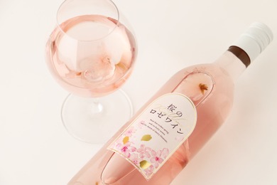 【ボトルの中に本物の桜の花が！】春ギフトにぴったりな「桜のロゼワイン」販売開始