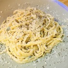 【おつまみレシピ】フライパン1つで簡単！チーズのダブル使いで深みのある味の「濃厚チーズパスタ」 画像