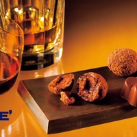 【世界の名酒を使用！ロイズのバレンタイン限定チョコ】「プラリネショコラ[名酒セレクション]」「板チョコレート[コニャックレーズン]」販売 画像
