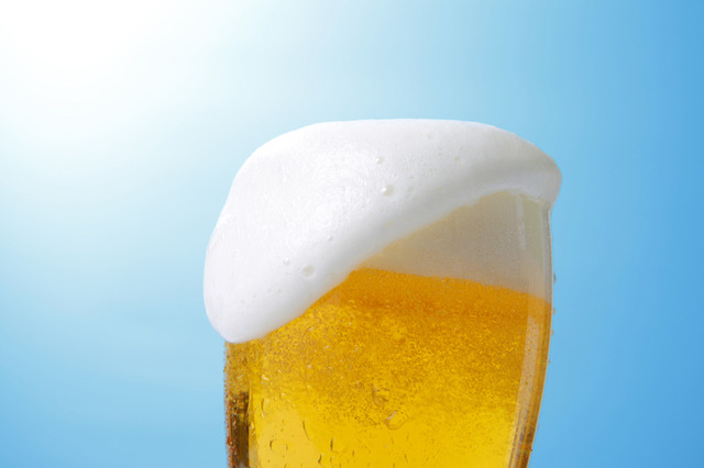 ビール好きなら覚えておこう ビールの 泡 が持つ役割と上手な注ぎ方 Nomooo ノモー