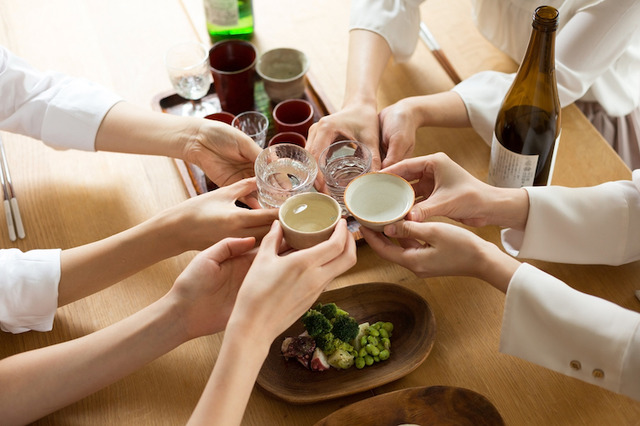 日本酒で乾杯のイメージ