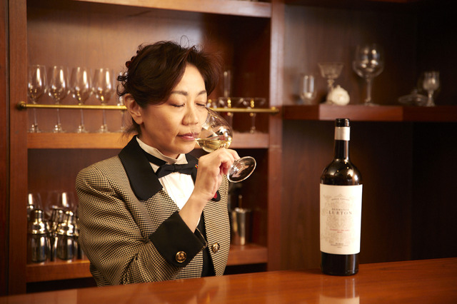 ルエダワインを飲むソムリエの友田さん